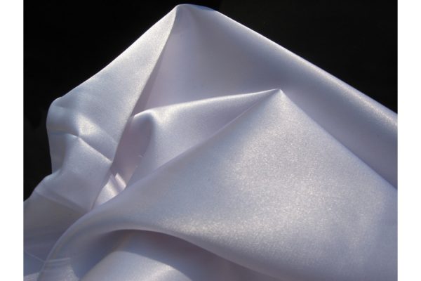 Белая синтетическая ткань