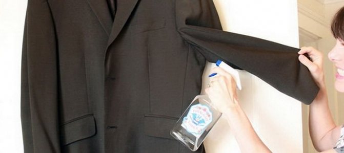 Брызгают на одежду средство от пятен