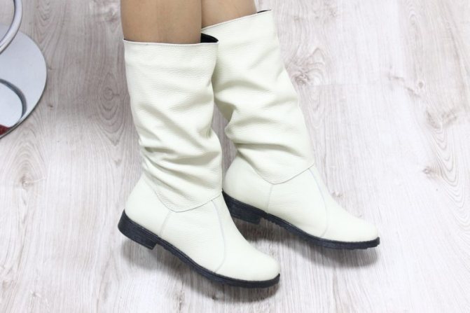 Как чистить белые кожаные сапоги?