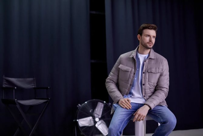 как носить рубашку с футболкой мужчине