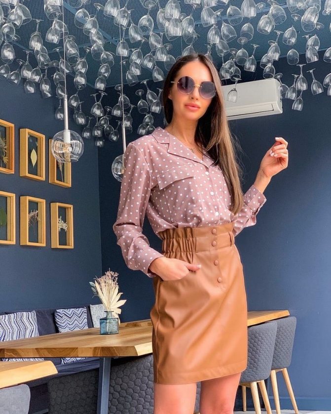 Кожаные юбки 2021-2022: топ-10 трендов с идеями образов на фото