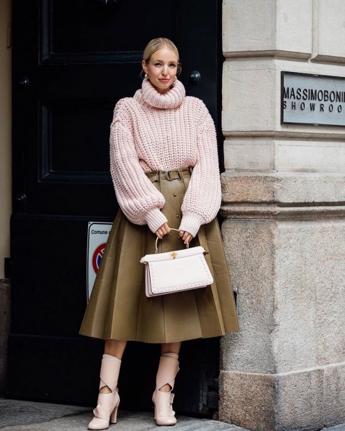 Кожаные юбки 2021-2022: топ-10 трендов с идеями образов на фото