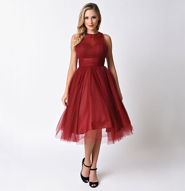 Красное платье тёмного оттенка