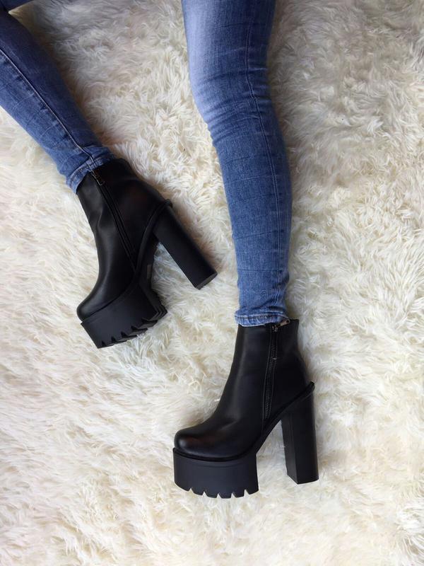 Леггинсы (джинсы) и тракторная подошва