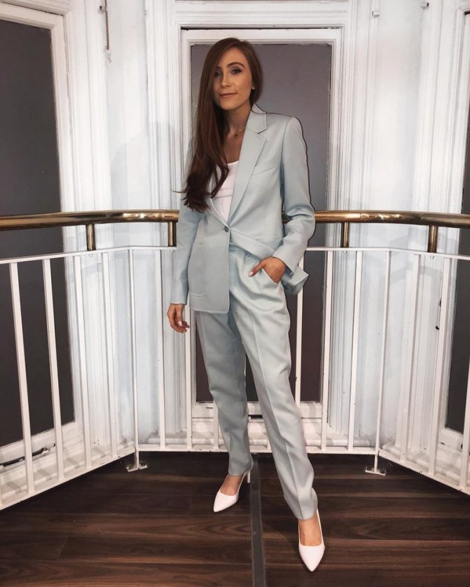 Модные женские брючные костюмы 2021-2022: главные тренды и новинки сезона