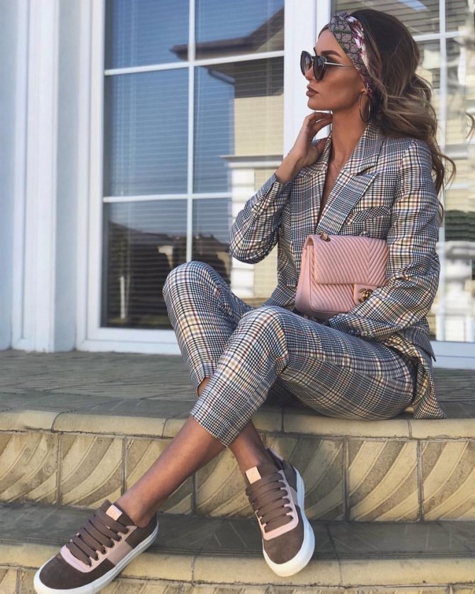 Модные женские брючные костюмы 2021-2022: главные тренды и новинки сезона