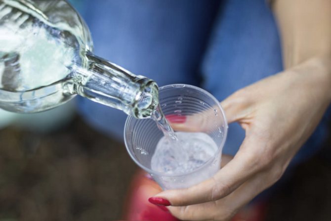 Наливают в стакан средство