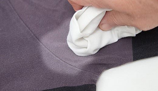 Обработка пятна тряпкой со средством