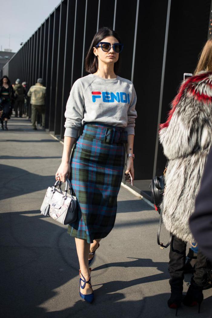 С чем носить синюю юбку