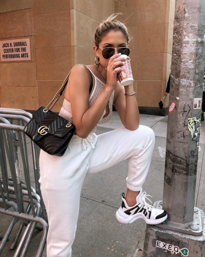 Стильные образы с кроссовками 2021-2022. Учимся модно носить кроссовки в новом сезоне