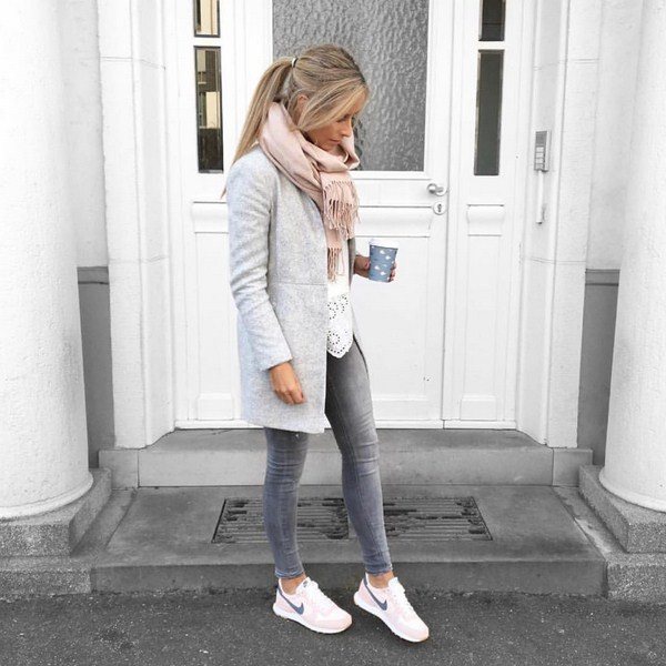 узкие джинсы со спортивной обувью