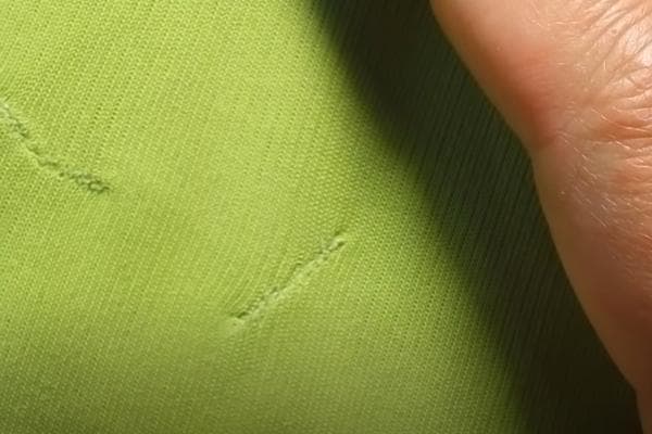 Зашитый порез на трикотажном изделии