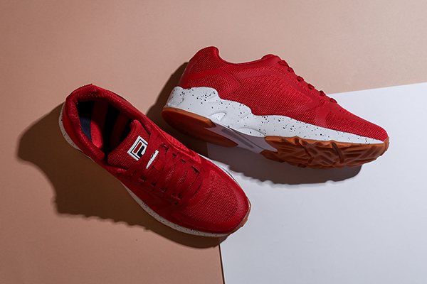 Женские красные кроссовки с белой подошвой