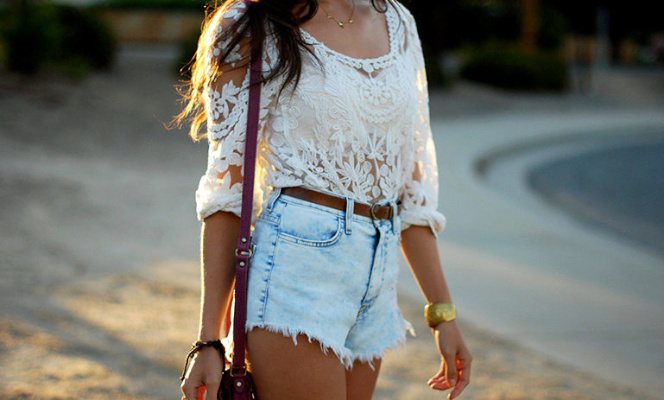 Девушка в высоких шортах