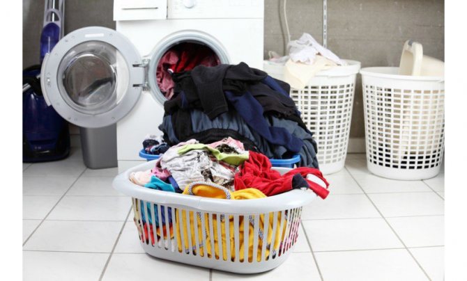 Фото разделения курток и вещей по цвету перед стиркой в машинке