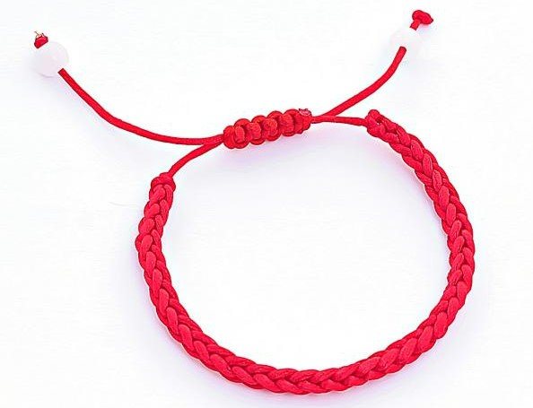 На каком запястье носить красную нить, что это значит и как работает?